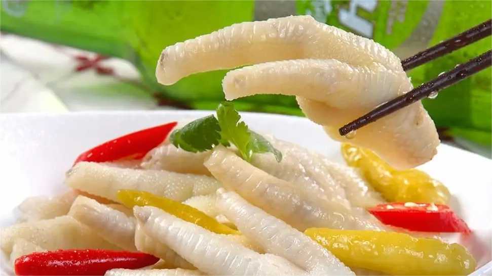 泡椒鳳爪塑料保鮮盒包裝機：鎖住美味，保鮮每一刻