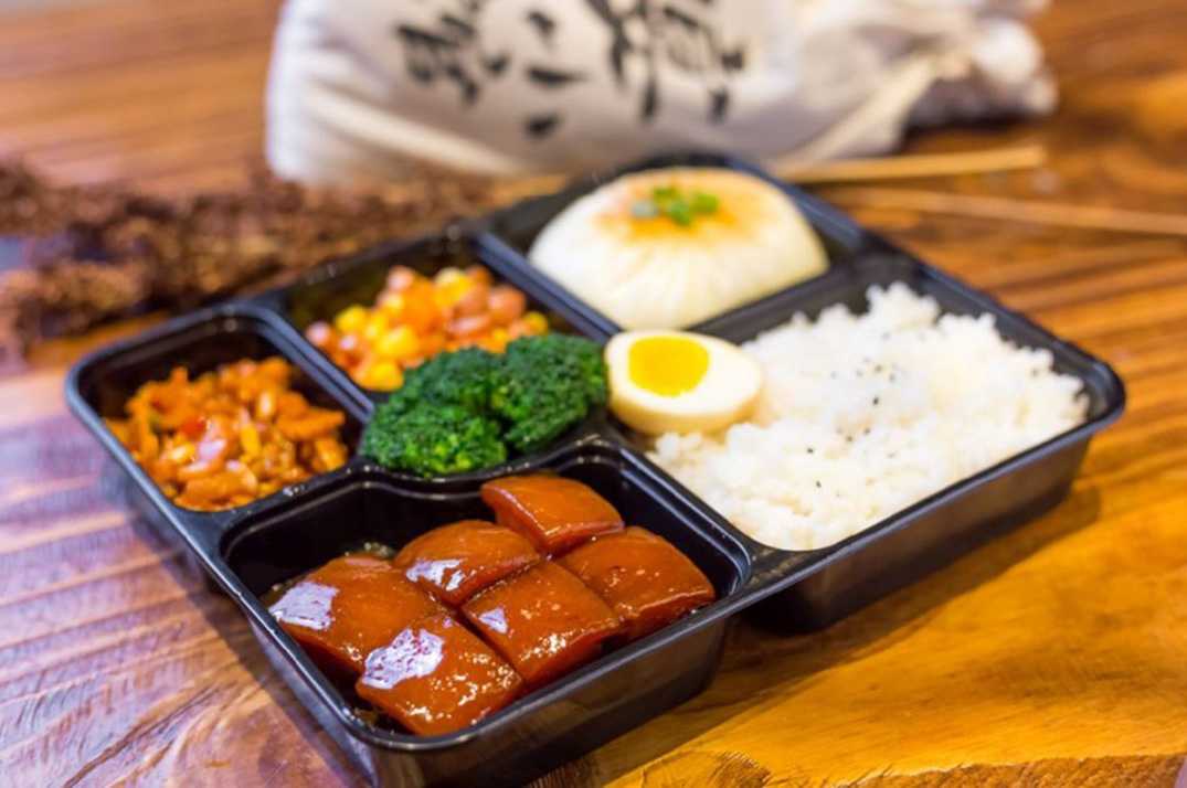 工廠級(jí)全自動(dòng)盒飯封口包裝機(jī)：高效封口，鎖鮮增效