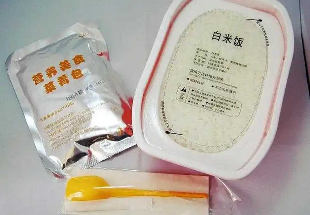 日產(chǎn)10萬(wàn)份！呂工機(jī)械自動(dòng)米飯包裝機(jī)：灌裝封口殺菌三合一，產(chǎn)能翻倍